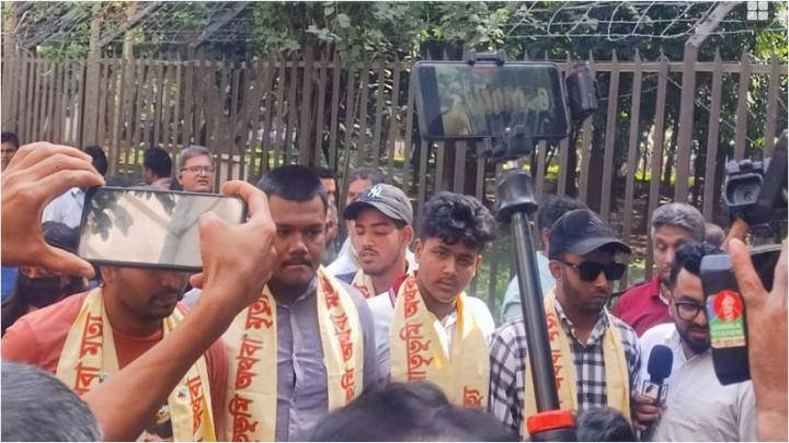 শেখ হাসিনার মামলার রায় শুনতে আহত জুলাই যোদ্ধারা ট্রাইব্যুনালে